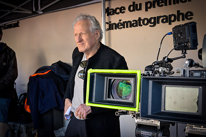 <span style='display:inline-block; background-color:#DF071E; width: 100%;padding:5px;'>La Sortie de l'usine Lumière par Michael Mann</span>