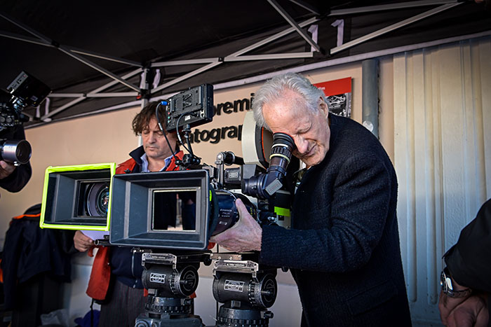 <span style='display:inline-block; background-color:#DF071E; width: 100%;padding:5px;'>La Sortie de l'usine Lumière par Michael Mann</span>