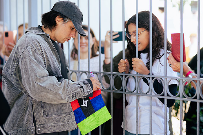 <span style='display:inline-block; background-color:#DF071E; width: 100%;padding:5px;'>Orelsan</span>