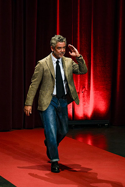 <span style='display:inline-block; background-color:#DF071E; width: 100%;padding:5px;'>Manu Payet</span>