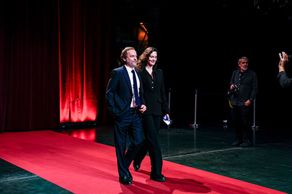 <span style='display:inline-block; background-color:#DF071E; width: 100%;padding:5px;'>Patrick Mille et sa femme Justine Lévy</span>