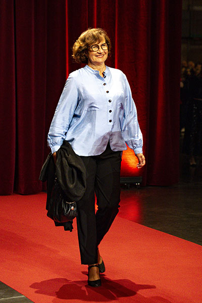 <span style='display:inline-block; background-color:#DF071E; width: 100%;padding:5px;'>Anne Le Ny</span>